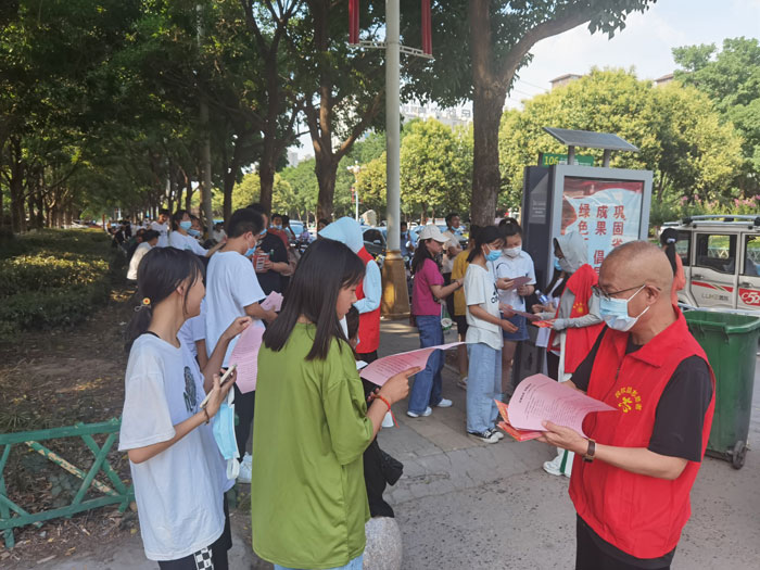 民權(quán)縣統(tǒng)戰(zhàn)系統(tǒng)開展“文明創(chuàng)城 黨員先行”志愿服務(wù)活動(dòng)