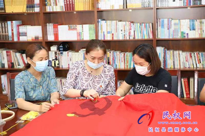 民權(quán)縣自然資源局開展“喜迎二十大，巾幗心向黨”繡黨旗活動