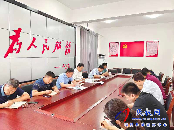 縣領(lǐng)導(dǎo)李君主持召開(kāi)南華街道辦事處全體干部會(huì)議