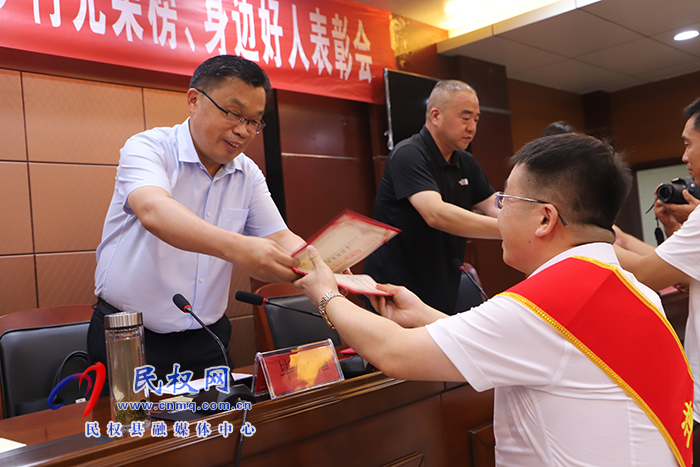 我縣召開榮獲2021年度省市級(jí)道德模范、鄉(xiāng)村光榮榜、身邊好人表彰會(huì)
