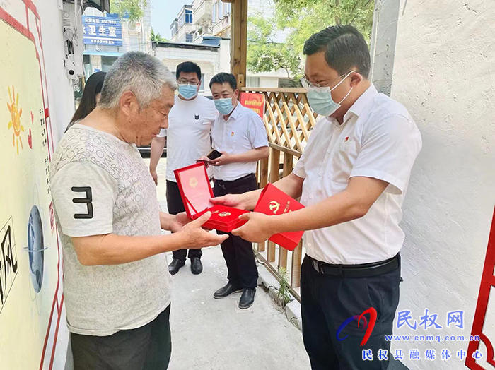 縣委常委、統(tǒng)戰(zhàn)部長、南華街道辦事處黨工委書記李君看望慰問老黨員