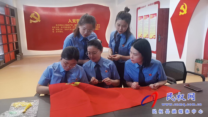 【喜迎黨的二十大】手繡黨旗感黨恩 一針一線寄深情