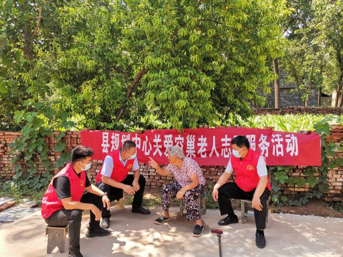 縣規(guī)劃編研中心組織開展關(guān)愛空巢老人等志愿幫扶活動(dòng)