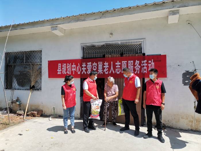 縣規(guī)劃編研中心組織開展關(guān)愛空巢老人等志愿幫扶活動(dòng)