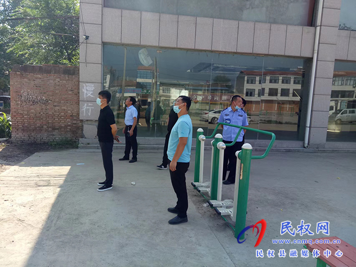 民權(quán)縣程莊鎮(zhèn)中心校聯(lián)合執(zhí)法組對(duì)全鎮(zhèn)民辦學(xué)校、補(bǔ)課點(diǎn)開展排查、查封專項(xiàng)活動(dòng)