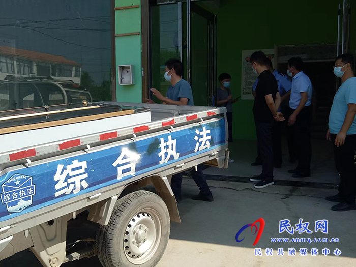 民權(quán)縣程莊鎮(zhèn)中心校聯(lián)合執(zhí)法組對(duì)全鎮(zhèn)民辦學(xué)校、補(bǔ)課點(diǎn)開展排查、查封專項(xiàng)活動(dòng)