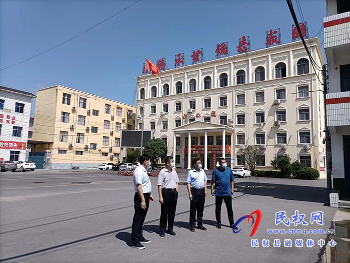縣委常委、宣傳部長、副縣長畢道喜到民權(quán)縣高級中學(xué)督導(dǎo)檢查暑期疫情防控工作