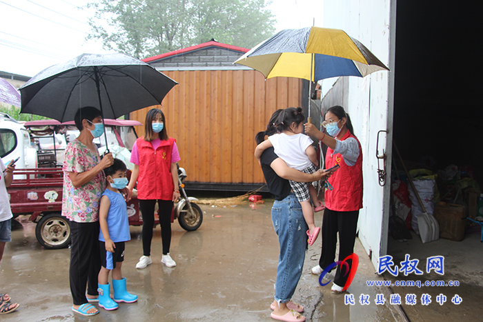 民權(quán)縣褚廟鄉(xiāng)風雨中最美“志愿紅！”