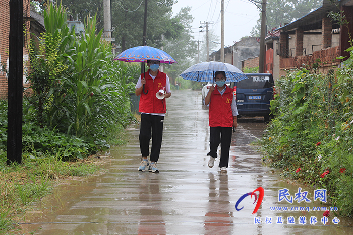 民權(quán)縣褚廟鄉(xiāng)風雨中最美“志愿紅！”