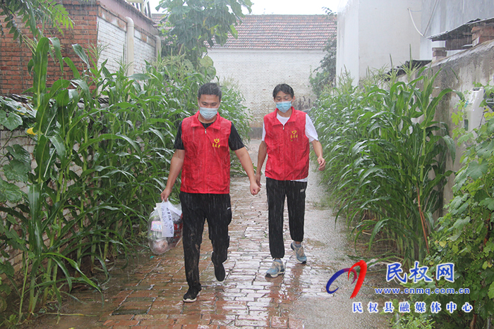 民權(quán)縣褚廟鄉(xiāng)風雨中最美“志愿紅！”
