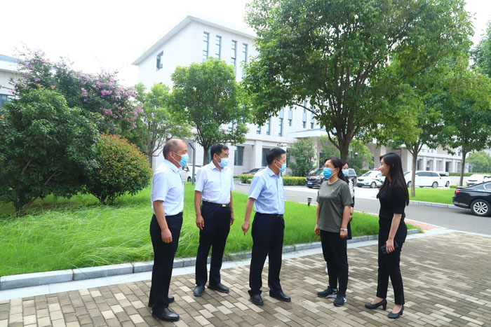 商丘市第一人民醫(yī)院黨委書記、院長韓傳恩帶隊到民看望慰問奮戰(zhàn)在疫情防控一線工作人員