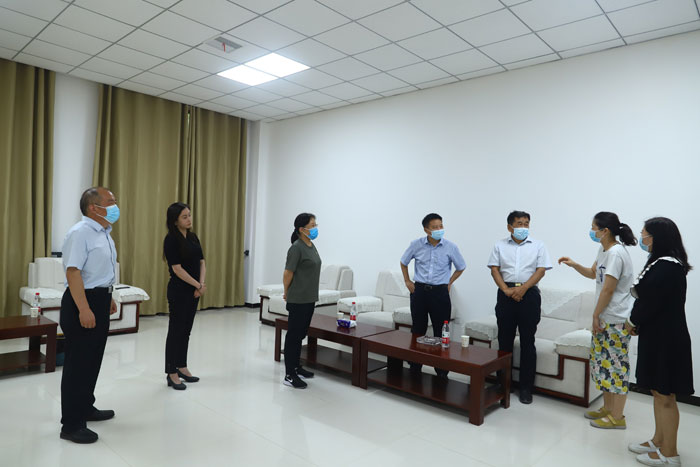 商丘市第一人民醫(yī)院黨委書記、院長韓傳恩帶隊到民看望慰問奮戰(zhàn)在疫情防控一線工作人員