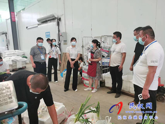 縣領(lǐng)導(dǎo)于茜、牛凱深入保供企業(yè)督導(dǎo)定點配送及生活物資儲備情況
