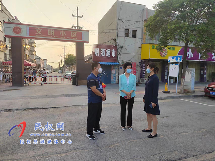 縣領(lǐng)導(dǎo)周燕、于茜查看群眾生活物品保障和派發(fā)物品到位情況