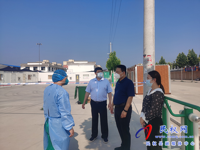 縣委常委、組織部長王義彬到程莊鎮(zhèn)移動(dòng)方艙查看核酸樣本檢測情況
