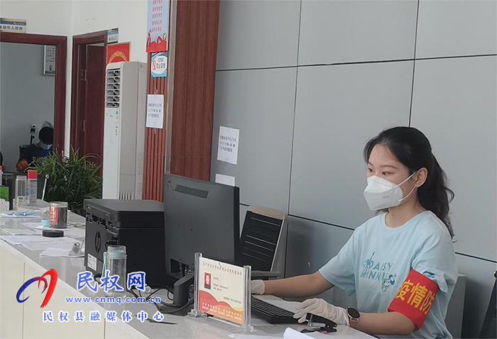 人和鎮(zhèn)教師志愿者堅守社區(qū)（村委）抗疫一線  立德樹人從自身做起本輪疫情以來，經(jīng)過廣大醫(yī)護人員、社區(qū)工作者和