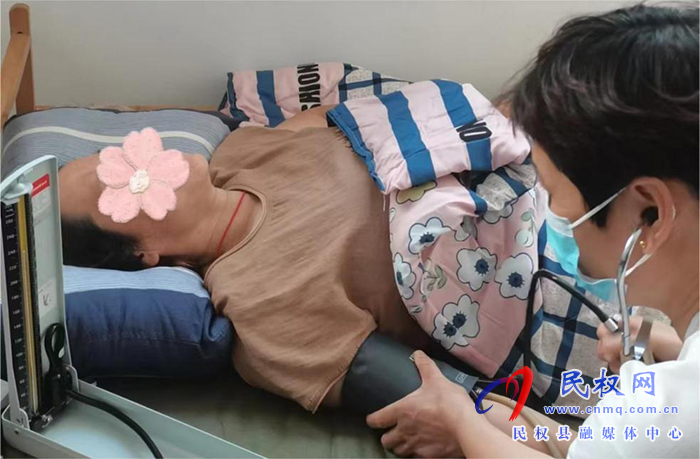 人和鎮(zhèn)教師志愿者堅守社區(qū)（村委）抗疫一線  立德樹人從自身做起本輪疫情以來，經(jīng)過廣大醫(yī)護人員、社區(qū)工作者和