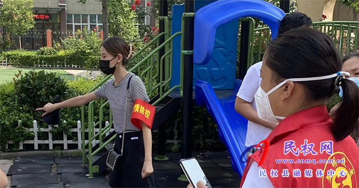 人和鎮(zhèn)教師志愿者堅守社區(qū)（村委）抗疫一線  立德樹人從自身做起本輪疫情以來，經(jīng)過廣大醫(yī)護人員、社區(qū)工作者和