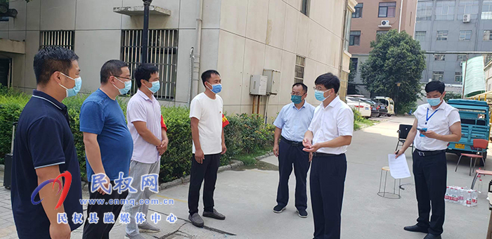 縣委書(shū)記張團(tuán)結(jié)暗訪檢查疫情防控工作