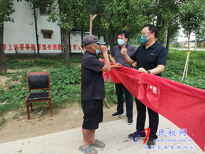 縣領(lǐng)導(dǎo)書(shū)記栗團(tuán)結(jié)暗訪督導(dǎo)疫情防控工作