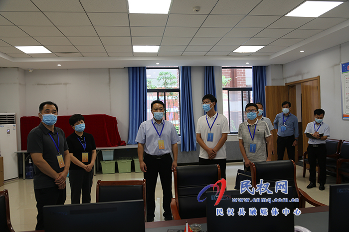 縣委常委、組織部長(zhǎng)王義彬查看省考公務(wù)員網(wǎng)絡(luò)線上面試情況