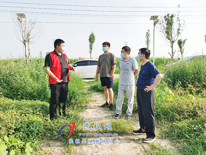 縣領(lǐng)導(dǎo)李新軍、馬德偉到花園鄉(xiāng)調(diào)研農(nóng)業(yè)復(fù)產(chǎn)和疫情防控工作