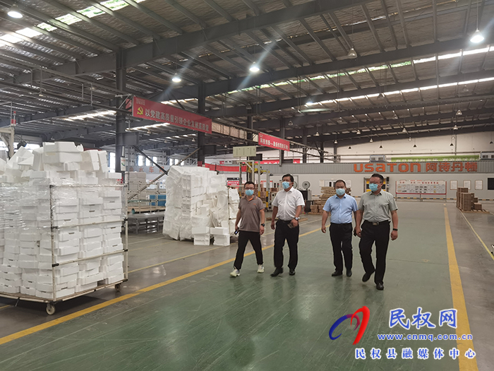 縣委常委、統(tǒng)戰(zhàn)部長(zhǎng)、南華街道黨工委書(shū)記李君督導(dǎo)調(diào)研企業(yè)疫情防控和復(fù)工復(fù)產(chǎn)情況