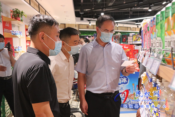 縣委常委、常務副縣長王景義查看全國文明城市創(chuàng)建工作