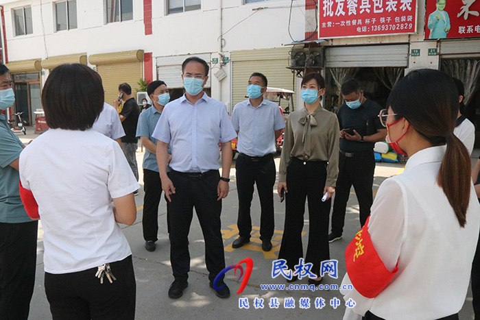 縣委常委、常務副縣長王景義查看全國文明城市創(chuàng)建工作