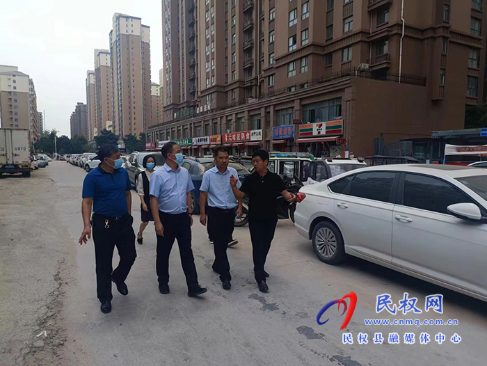 縣委常委、常務(wù)副縣長王景義查看城區(qū)道路項目建設(shè)情況