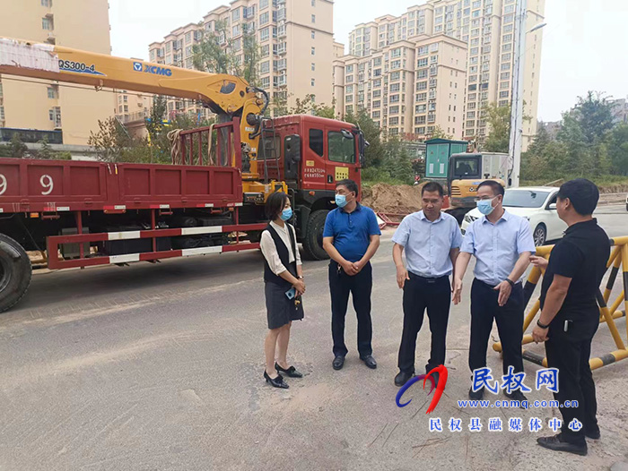 縣委常委、常務(wù)副縣長王景義查看城區(qū)道路項目建設(shè)情況