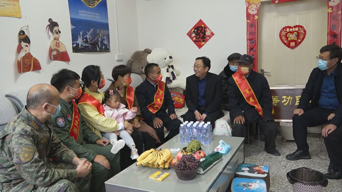縣領導慰問榮立二等功現(xiàn)役軍人劉穩(wěn)