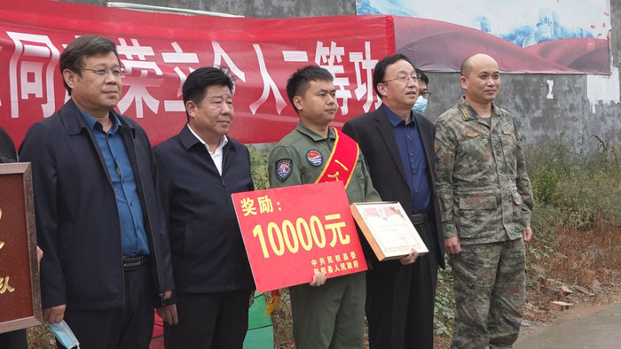 縣領導慰問榮立二等功現(xiàn)役軍人劉穩(wěn)