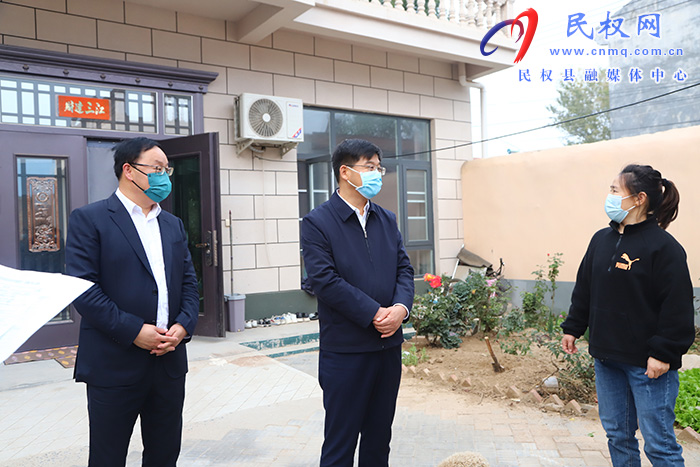 縣委書記張團結(jié)調(diào)研鞏固脫貧攻堅成果、戶廁改造、人居環(huán)境整治工作