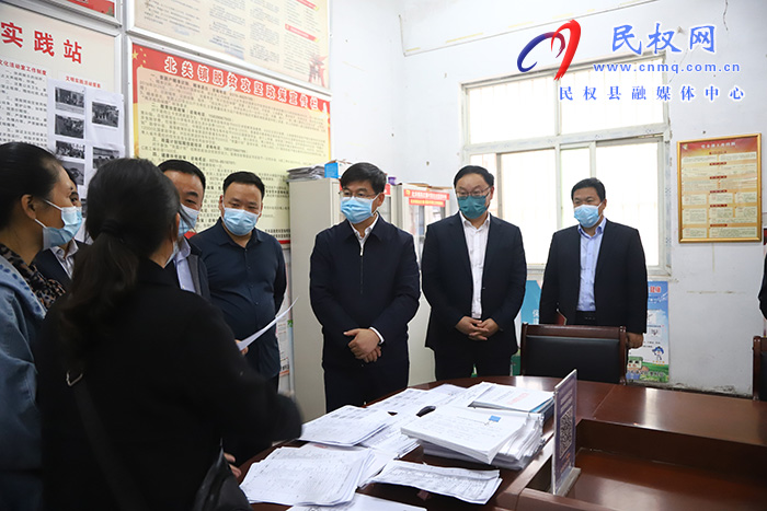 縣委書記張團結(jié)調(diào)研鞏固脫貧攻堅成果、戶廁改造、人居環(huán)境整治工作