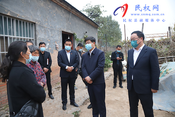 縣委書記張團結(jié)調(diào)研鞏固脫貧攻堅成果、戶廁改造、人居環(huán)境整治工作