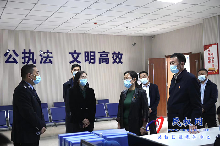 縣委副書記、縣長王靜嫻調(diào)研人社工作