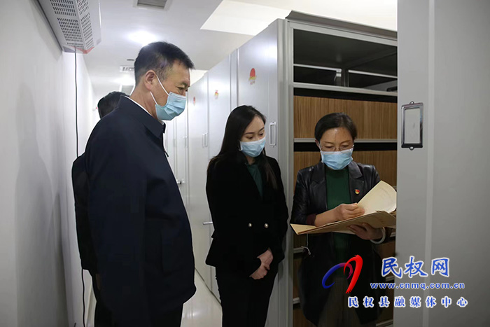 縣委副書記、縣長王靜嫻調(diào)研人社工作