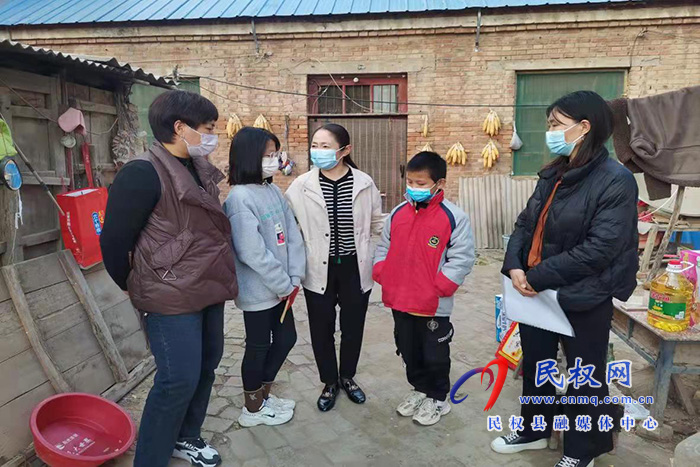 縣婦聯(lián)走訪(fǎng)慰問(wèn)貧困兒童