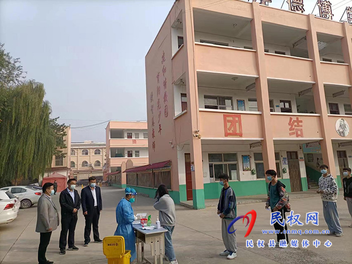 縣委常委、宣傳部長、副縣長畢道喜到王橋鎮(zhèn)督導(dǎo)核酸檢測和返鄉(xiāng)人員排查管控情況