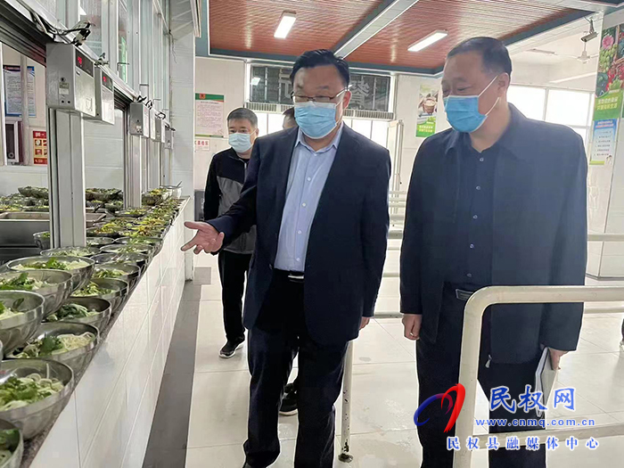 縣委常委、宣傳部長、副縣長畢道喜調(diào)研學(xué)校全封閉管理工作
