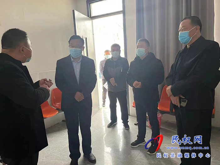 縣委常委、宣傳部長、副縣長畢道喜調(diào)研學(xué)校全封閉管理工作
