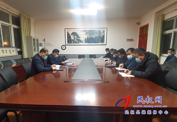 縣委常委、宣傳部長、副縣長畢道喜夜查學(xué)校疫情防控工作