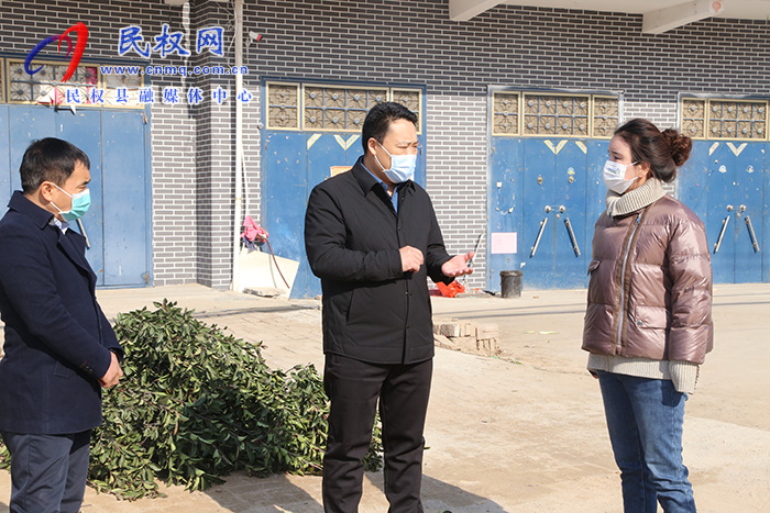 縣委常委、組織部長王義彬暗訪督導(dǎo)軟弱渙散村黨組織整頓、“五星”支部創(chuàng)建和駐村“第一書記”在崗履職情況