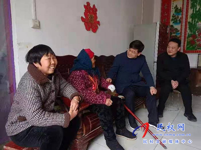 市人大常委會副主任、縣委書記張團(tuán)結(jié)看望慰問困難老黨員