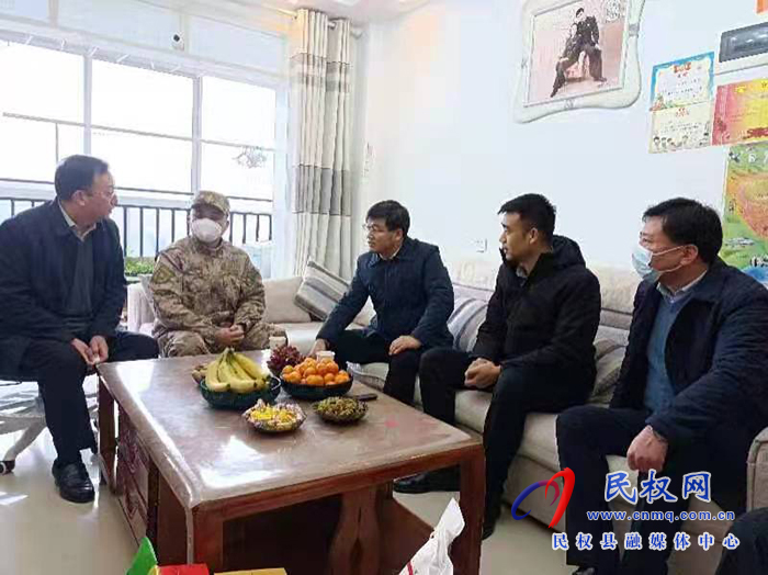 市人大常委會副主任、縣委書記張團結(jié)看望慰問立功受獎現(xiàn)役軍人