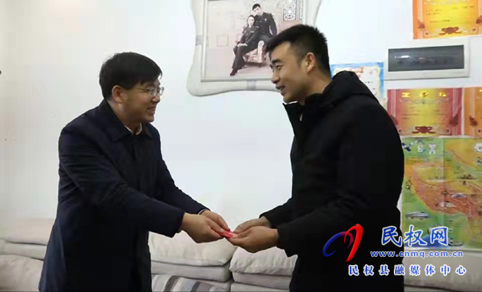 市人大常委會副主任、縣委書記張團結(jié)看望慰問立功受獎現(xiàn)役軍人