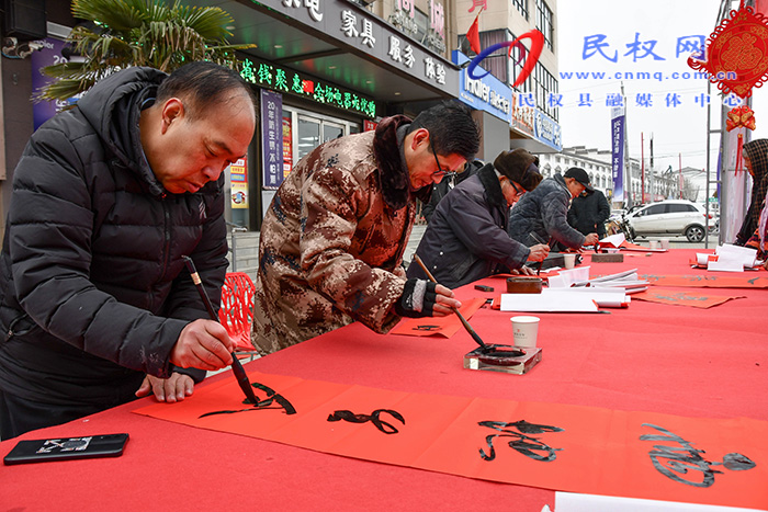 民權(quán)縣人和鎮(zhèn)開展“踐行二十大·奮進(jìn)新征程” 2023年義寫春聯(lián)活動(dòng)