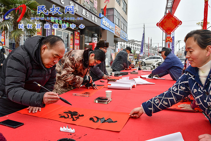 民權(quán)縣人和鎮(zhèn)開展“踐行二十大·奮進(jìn)新征程” 2023年義寫春聯(lián)活動(dòng)