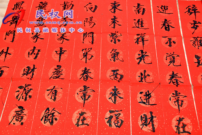 民權(quán)縣人和鎮(zhèn)開展“踐行二十大·奮進(jìn)新征程” 2023年義寫春聯(lián)活動(dòng)
